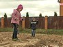 Дети играют с водой Дети играют с водой