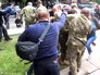 Жители разгоняют украинских радикалов Жители разгоняют украинских радикалов