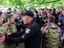 Полиция Украины и жители разгоняют радикалов Полиция Украины и жители разгоняют радикалов