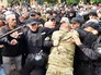 Полиция Украины и жители разгоняют радикалов Полиция Украины и жители разгоняют радикалов