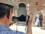 Люди фотографируют граффити целующихся Франциска и Трампа Люди фотографируют граффити целующихся Франциска и Трампа
