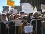 Участники митинга на проспекте Академика Сахарова против сноса пятиэтажек в Москве Участники митинга на проспекте Академика Сахарова против сноса пятиэтажек в Москве