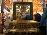 Верующие на службе в храме Верующие на службе в храме