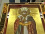 Верующие на службе в храме Верующие на службе в храме