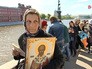 Паломники в очереди к Храму Христа Спасителя, чтобы поклониться мощам святителя Николая Чудотворца Паломники в очереди к Храму Христа Спасителя, чтобы поклониться мощам святителя Николая Чудотворца