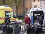 Скорая помощь увозит пострадавших при падении металлической конструкции на площади в Перми Скорая помощь увозит пострадавших при падении металлической конструкции на площади в Перми