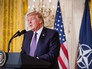 Дональд Трамп на фоне флагов США и НАТО Дональд Трамп на фоне флагов США и НАТО