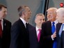 Дональд Трамп толкает Премьер-министр Черногории на саммите НАТО Дональд Трамп толкает Премьер-министр Черногории на саммите НАТО
