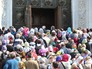 Поклонение верующих мощам святителя Николая Чудотворца в храме Христа Спасителя Поклонение верующих мощам святителя Николая Чудотворца в храме Христа Спасителя
