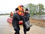 Спасатели МЧС эвакуируют жителей из зоны паводка Спасатели МЧС эвакуируют жителей из зоны паводка