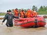 Спасатели МЧС эвакуируют жителей из зоны паводка Спасатели МЧС эвакуируют жителей из зоны паводка