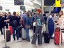 Пассажиры в аэропорту Хитроу Гатвик Пассажиры в аэропорту Хитроу Гатвик