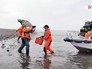 Спасатели МЧС и волонтеры убирают мусор на берегу моря Спасатели МЧС и волонтеры убирают мусор на берегу моря