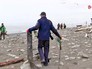Спасатели МЧС и волонтеры убирают мусор на берегу моря Спасатели МЧС и волонтеры убирают мусор на берегу моря