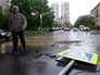 Поваленный ураганом дорожный знак на одной из улиц в Москве Поваленный ураганом дорожный знак на одной из улиц в Москве