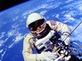 Космонавт Эдвард Уайт в открытом космосе Космонавт Эдвард Уайт в открытом космосе