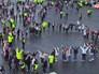 Полицейские Великобритании пляшет вместе со зрителями на концерте Полицейские Великобритании пляшет вместе со зрителями на концерте