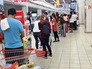 Жители Катара в супермаркете Жители Катара в супермаркете