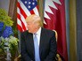 Дональд Трамп на фоне флагов США и Катара Дональд Трамп на фоне флагов США и Катара