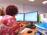 Женщина за компьютером Женщина за компьютером