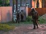 Сотрудники Росгвардии стоят в оцеплении на одной из улиц поселка Кратово Сотрудники Росгвардии стоят в оцеплении на одной из улиц поселка Кратово