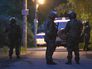 Сотрудники полиции стоят в оцеплении на одной из улиц поселка Кратово Сотрудники полиции стоят в оцеплении на одной из улиц поселка Кратово