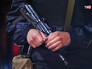 Полицейский с автоматом Калашникова Полицейский с автоматом Калашникова
