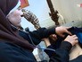Сирийские медики осматривают ребенка Сирийские медики осматривают ребенка