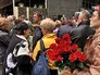 Люди на церемонии прощания возле Дома Кино Люди на церемонии прощания возле Дома Кино