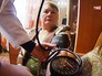 Врач осматривает пациентку на дому Врач осматривает пациентку на дому