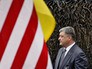 Президент Украины Пётр Порошенко на фоне флага США Президент Украины Пётр Порошенко на фоне флага США