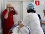 Врачи оказывают помощь человеку Врачи оказывают помощь человеку