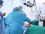 офтальмологи проводят операцию офтальмологи проводят операцию