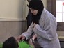 Сирийские медики осматривают ребенка Сирийские медики осматривают ребенка