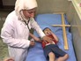 Сирийские медики осматривают ребенка Сирийские медики осматривают ребенка