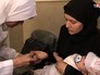 Сирийские медики осматривают ребенка Сирийские медики осматривают ребенка