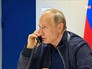 Президент России Владимир Путин разговаривает по телефону Президент России Владимир Путин разговаривает по телефону