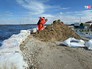 Сооружение насыпной дамбы в зоне паводка Сооружение насыпной дамбы в зоне паводка