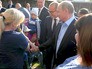 Президент России Владимир Путин общается с жителями во время посещения аварийного жилья семьи Анастасии Вотинцевой в Ижевске Президент России Владимир Путин общается с жителями во время посещения аварийного жилья семьи Анастасии Вотинцевой в Ижевске