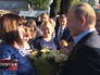 Президент России Владимир Путин общается с жителями во время посещения аварийного жилья семьи Анастасии Вотинцевой в Ижевске Президент России Владимир Путин общается с жителями во время посещения аварийного жилья семьи Анастасии Вотинцевой в Ижевске