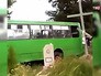 Автобус снес шесть могил на кладбище на Украине Автобус снес шесть могил на кладбище на Украине