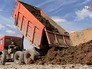 Грузовик КАМАЗ высыпает землю Грузовик КАМАЗ высыпает землю