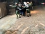 Полиция Венесуэлы эвакуирует людей Полиция Венесуэлы эвакуирует людей