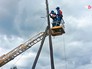Электрики восстанавливают оборванные провода Электрики восстанавливают оборванные провода