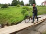 Жители поселка переходят реку по временному мосту Жители поселка переходят реку по временному мосту