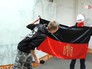 Польские радикалы плюют на флаг УПА Польские радикалы плюют на флаг УПА