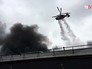 Пожарный вертолет сбрасывает воду на место возгорания в промзоне Пожарный вертолет сбрасывает воду на место возгорания в промзоне