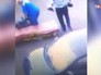 Врачи скорой помощи тащут пациента по земле Врачи скорой помощи тащут пациента по земле