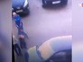 Врачи скорой помощи тащут пациента по земле Врачи скорой помощи тащут пациента по земле