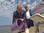 Владимир Путин выпускает мальков омуля в Байкал Владимир Путин выпускает мальков омуля в Байкал